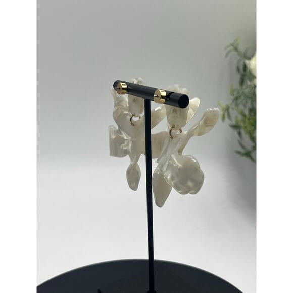 Lele Sadoughi Signed Cream Mother of Pearl Acetate Paper Lily Drop Earrings - Picture 3 of 9